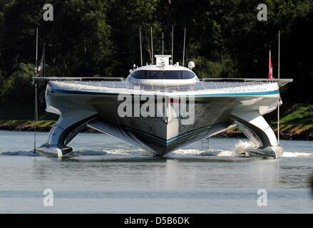 Le plus grand navire à énergie solaire Turanor Planet Solar' "départ de Kiel, Allemagne, 07 août 2010. Le catamaran à énergie solaire a quitté le port et se dirige vers la mer Méditerranée pour un voyage d'essai. Un voyage autour du monde est schedueled pour démontrer les possibilités d'énergies renouvelables. Photo : Carsten Rehder Banque D'Images