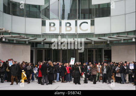 Londres, Royaume-Uni. 28 mars 2013. Les journalistes de la BBC au début de leurs 12 heures de marche. Membres de l'Union nationale des journalistes (NUJ) et l'union technique de la BBC Bectu marche sur des pertes d'emploi et de l'augmentation de la charge résultant de mesures de réduction des coûts à la société. Cette action fait suite à la grève en février pour protester contre la première qualité à de mesures de réduction des coûts, déposé en réponse à l'établissement des droits de licence de la BBC en 2010. Credit : martyn wheatley / Alamy Live News Banque D'Images