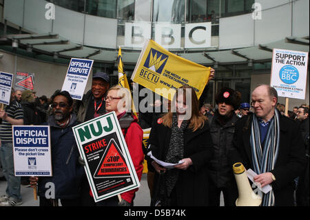 Londres, Royaume-Uni. 28 mars 2013. Les journalistes de la BBC au début de leurs 12 heures de marche. Membres de l'Union nationale des journalistes (NUJ) et l'union technique de la BBC Bectu marche sur des pertes d'emploi et de l'augmentation de la charge résultant de mesures de réduction des coûts à la société. Cette action fait suite à la grève en février pour protester contre la première qualité à de mesures de réduction des coûts, déposé en réponse à l'établissement des droits de licence de la BBC en 2010. Credit : martyn wheatley / Alamy Live News Banque D'Images