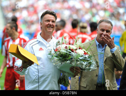 Ouverture de la saison de soccer du FC Bayern Munich et de l 'Olympique' Winterstars-team à Munich, Allemagne, 08 août 2010. Les deux équipes a félicité l'entraîneur Louis Van Gaal (L) pour son 59e anniversaire. Directeur général Karl-Heinz Rummenigge est en vedette à la droite. Photo : Marc Mueller Banque D'Images