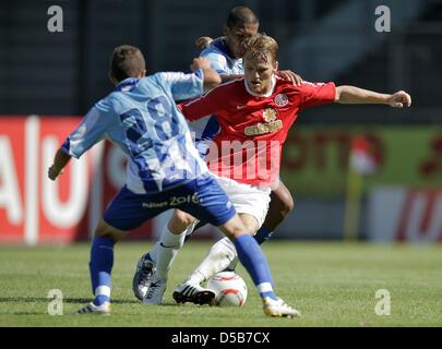 Mainz player Eugen Polanski (centre) et Malaga's Jonha (avant) lutte pour la balle durant le match amical entre soccer soccer club Bundeslida 1ère FSV Mainz 05 et le club de soccer FC Espagnol Malaga au stade de soccer Bruchweg à Mainz, Allemagne, le 8 août 2010. Mayence a remporté le match 2-0. Photo : Fredrik von Erichsen Banque D'Images