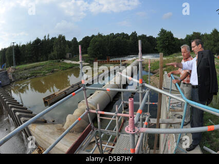 L'état fédéral du Brandebourg, Matthias Platzeck premier ministre (R) Les visites du barrage près de Braesinchen Spremberg, Allemagne, 09 août 2010. Photo : Bernd Settnik Banque D'Images