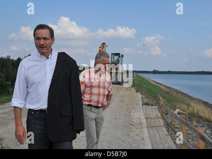 L'état fédéral du Brandebourg, Matthias Platzeck premier ministre (L) Visite du barrage près de Braesinchen Spremberg, Allemagne, 09 août 2010. Photo : Bernd Settnik Banque D'Images