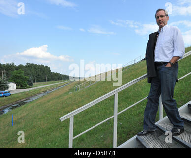 L'état fédéral du Brandebourg, Matthias Platzeck Premier ministre barrage près de Braesinchen visites Wandlitz, Allemagne, 09 août 2010. Photo : Bernd Settnik Banque D'Images