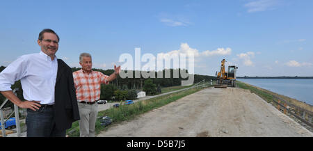 L'état fédéral du Brandebourg, Matthias Platzeck premier ministre (L) Visite du barrage près de Braesinchen Spremberg, Allemagne, 09 août 2010. Photo : Bernd Settnik Banque D'Images