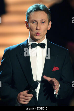 (Afp) un fichier photo en date du 03 novembre 2007 du chanteur belge Helmut Lotti à Offenburg, Allemagne. Lotti a effectué la Sinatra classic 'Fly me to the moon' et révélé son identité qu'après le spectacle. Photo : Patrick Seeger Banque D'Images