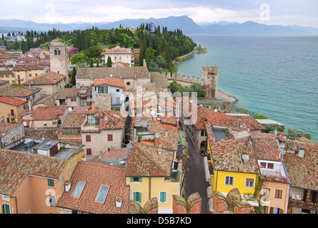 Vieille ville de Sirmione sur le lac de garde dans la région de Brescia, Lombardie, Italie Banque D'Images