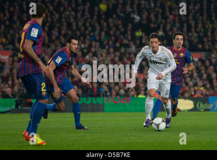 Barcelone, Espagne, Mesut Oezil, Real Madrid, sur la balle au Camp Nou Banque D'Images