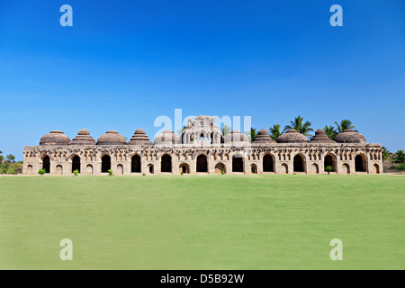 D'anciennes ruines de l'éléphant d'équitation. Hampi, Inde. Banque D'Images