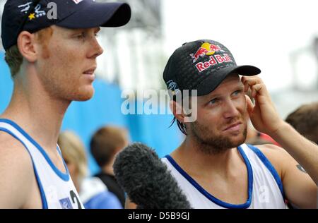 L'Allemagne Julius Brink (R) et Jonas Reckermann regarder déprimé après leur match à la finale du championnat européen CEV à Berlin, Allemagne, 14 août 2010. Duo allemand Brink/Reckermann ont perdu leur série de match 16 à Somoilovs duo letton/Sorokins. Photo : RAINER JENSEN Banque D'Images