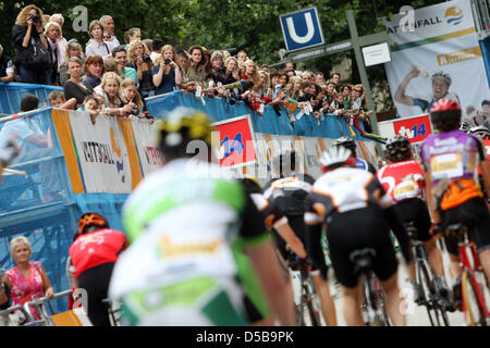 Zuschauer beobachten am Sonntag (15.08.2010) das bei den Jedermann-Rennen Cyclassics à Hambourg auf der Mšnckebergstrasse. Un Profi-Radrennen Ÿber Neben 216,4 kilomètres gehen auch Ÿber Hobby-Radler 24000 an den Start. Entlang ihrer drei Strecken Ÿber 55, 100 155 km en und der Hansestadt und im Umland werden hunderttausende Zuschauer fŸr Volksfeststimmung sorgen. Foto : Ma Banque D'Images