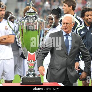 Skipper du Real Madrid Iker Casillas gardien (R) reçoit le trophée de la coupe de Franz Beckenbauer les mains du Bayern Munich est président honoraire et légende du football Franz Beckenbauer (L) après le match amical Bayern Munich vs Real Madrid au Stade Allianz Arena à Munich, Allemagne, 13 août 2010. Le match a eu lieu à vie pour la Franz Beckenbauer Cup. Photo : Marc Mueller Banque D'Images