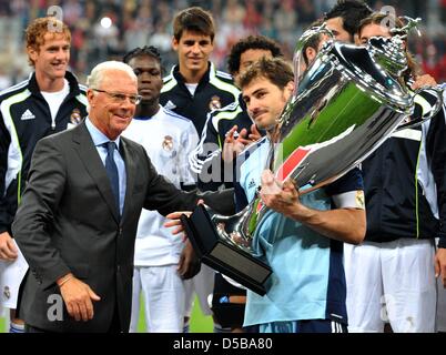 Skipper du Real Madrid Iker Casillas gardien (R) reçoit le trophée de la coupe de Franz Beckenbauer les mains du Bayern Munich est président honoraire et légende du football Franz Beckenbauer (L) après le match amical Bayern Munich vs Real Madrid au Stade Allianz Arena à Munich, Allemagne, 13 août 2010. Le match a eu lieu à vie pour la Franz Beckenbauer Cup. Photo : Marc Mueller Banque D'Images