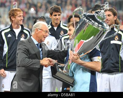 Skipper du Real Madrid Iker Casillas gardien (R) reçoit le trophée de la coupe de Franz Beckenbauer les mains du Bayern Munich est président honoraire et légende du football Franz Beckenbauer (L) après le match amical Bayern Munich vs Real Madrid au Stade Allianz Arena à Munich, Allemagne, 13 août 2010. Le match a eu lieu à vie pour la Franz Beckenbauer Cup. Photo : Marc Mueller Banque D'Images