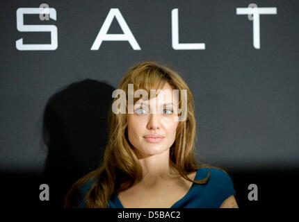 Actrice américaine Angelina Jolie pose lors d'un photocall comme elle fait la promotion de son nouveau film 'Salt' à Berlin, Allemagne, 18 août 2010. Le sel est ouvert dans les salles allemandes le 26 août 2010. Photo : Soeren Stache Banque D'Images