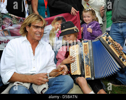 La chanteuse pop autrichien Hansi Hinterseer et des milliers de ses fans ne le ventilateur traditionnel randonnée au Ehrenbach élévation dans le Tyrol, Autriche le 19 août 2010. Hansi Hinterseer est en frappant le Danish graphiques. Banque D'Images