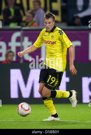 Kevin Grosskreutz Dortmund contrôle la balle au cours de l'UEFA Europa League play-offs 1ère manche Borussia Dortmund vs FK Qarabag à Dortmund, en Allemagne, le 19 août 2010. Dortmund a remporté la première manche à 4-0. Photo : Bernd Thissen Banque D'Images