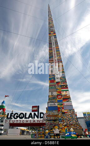 La tour Lego la plus haute du monde s'élève à 'Legoland' dans Guenzburg, Allemagne, 20 août 2010. La tour se compose de 550 000 briques de Lego, c'est 30,76 mètres de hauteur et a pris quatre jours à construire. Photo : Karl Josef OPIM Banque D'Images