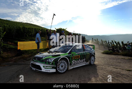 La Matthew Wilson et Scott Martin co-pilote à la dérive les Ford Focus RS WRC dans les vignobles de la moselle au cours de la spéciale "oselwein' à l'ADAC Rallye Allemagne près de Kluesserath, Allemagne, 22 août 2010. Photo : Harald Tittel Banque D'Images