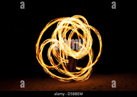 Spectacle de feu sur la plage, Goa Banque D'Images