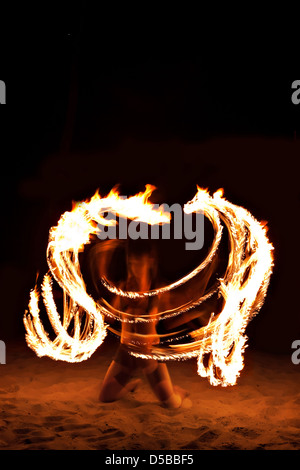 Spectacle de feu sur la plage, Goa Banque D'Images