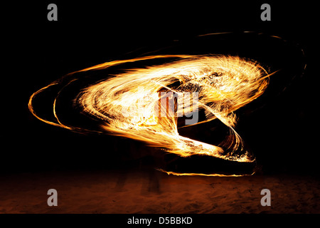 Spectacle de feu sur la plage, Goa Banque D'Images