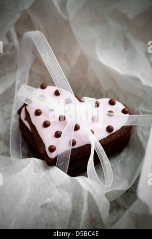 Les cookies en forme de coeur rose pour la Saint-Valentin Banque D'Images