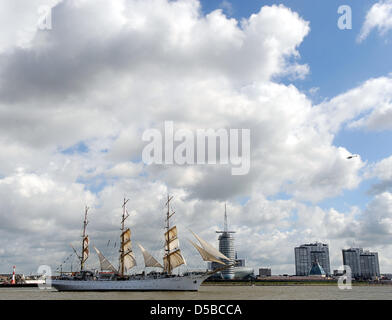 Le trois-mâts carré polonais 'Dar Mlodziezy' arrive pour la parade au cours de l'ail 2010 festival "Windjammer" à Bremerhaven, Allemagne, 25 août 2010. Plus de 200 bateaux de 15 pays participent à la force maritime festival (25-29 août 2010). Environ un million de visiteurs sont attendus pour la rencontre de voile à Bremerhaven. Photo : Ingo Wagner Banque D'Images