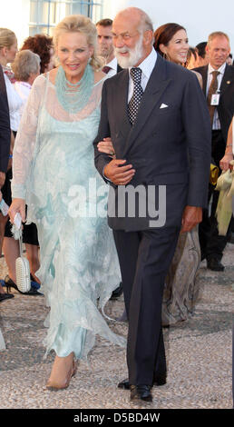 Leurs Altesses Royales le prince et la princesse Michael de Kent sont suivies par le Prince héritier Haakon de Norvège (C-R) et le Prince Willem-Alexander des Pays-Bas (C-L) qu'ils arrivent pour la cérémonie de mariage du Prince Nikolaos de Grèce et Tatiana Blatnik (invisible) sur l'île de Spetses, Grèce, 25 août 2010. Le couple s'est marié dans le 19e siècle blanchie à la cathédrale. L Banque D'Images