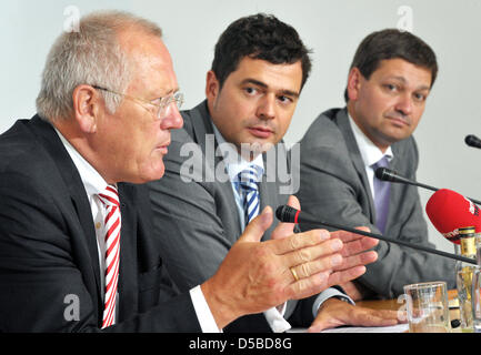 Présidents de la fraction parlementaire de l'Union chrétienne-démocrate (CDU) de Hesse (L-R), Thuringe et Rheinland-pfalz, Christean Wagner, Mike Mohring et Christian Baldauf, parler à une conférence de presse à Erfurt, Allemagne, 26 août 2010. Ils exigent plus d'influence de l'aile conservatrice du parti. Photo : Martin Schutt Banque D'Images