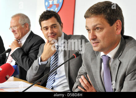 Présidents de la fraction parlementaire de l'Union chrétienne-démocrate (CDU) de Rhénanie-palatinat (R-L), la Thuringe et la Hesse, Christian Baldauf, Mike Mohring et Christean Wagner, parler à une conférence de presse à Erfurt, Allemagne, 26 août 2010. Ils exigent plus d'influence de l'aile conservatrice du parti. Photo : Martin Schutt Banque D'Images