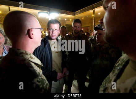 Bundesverteidigungsminister Karl-Theodor zu Guttenberg (CSU, 2.v.l.) spricht am Samstag (28.08.10) im Feldlager Marmal der Bundeswehr à Masar-e-Sharif, Afghanistan, Soldaten mit. Zu Guttenberg ist zusammen mit Bundestagspraesident Norbert Lammert (CDU) Truppenbesuch zu einem nach Afghanistan aufgebrochen. Foto : Michael Kappeler/Piscine/ddp Banque D'Images