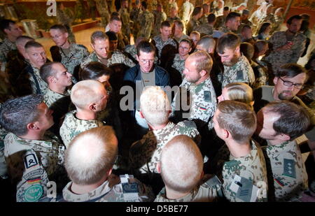 Bundesverteidigungsminister Karl-Theodor zu Guttenberg (CSU), M. spricht am Samstag (28.08.10) im Feldlager Marmal der Bundeswehr à Masar-e-Sharif, Afghanistan, Soldaten mit. Zu Guttenberg ist zusammen mit Bundestagspraesident Norbert Lammert (CDU) Truppenbesuch zu einem nach Afghanistan aufgebrochen. Foto : Michael Kappeler/Piscine/ddp Banque D'Images