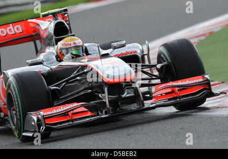 Pilote de Formule 1 britannique Lewis Hamilton steers sa voiture de course McLaren Mercedes traverser l'aire au cours de la qualification pour le Grand Prix de Belgique sur le circuit de Spa-Francorchamps à Spa-Francorchamps, Belgique, 28 août 2010. Photo : Peter Steffen Banque D'Images