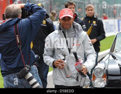 Pilote de Formule 1 britannique Lewis Hamilton (C) arrive pour la parade des pilotes avant le début du Grand Prix de Belgique sur le circuit de Spa-Francorchamps à Spa-Francorchamps, Belgique, 29 août 2010. Photo : Peter Steffen Banque D'Images