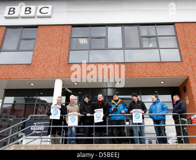 Nottingham, Royaume-Uni. 28 mars 2013. Les grévistes de BBC Nottingham à débordement à midi pour une grève de 12 heures - Syndicat National des Journalistes et BECTU - BBC Nottingham Banque D'Images