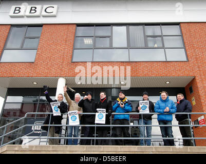 Nottingham, Royaume-Uni. 28 mars 2013. Les grévistes de BBC Nottingham à débordement à midi pour une grève de 12 heures - Syndicat National des Journalistes et BECTU - BBC Nottingham Banque D'Images