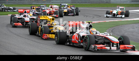 Pilote de Formule 1 britannique Lewis Hamilton (avant) de l'équipe McLaren Mercedes avance à toute allure de Polonais Robert Kubica de Renault l'équipe pendant le Grand Prix de Belgique sur le circuit de Spa-Francorchamps à Spa-Francorchamps, Belgique, 29 août 2010. Photo : Peter Steffen Banque D'Images