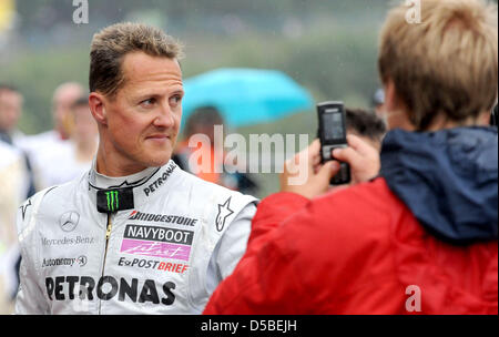 L'Allemand Michael Schumacher pilote de formule 1 de l'écurie Mercedes GP, les promenades le long de la voie des stands et sourire après le Grand Prix de Belgique sur le circuit de Spa-Francorchamps à Spa-Francorchamps, Belgique, 29 août 2010. Photo : Peter Steffen Banque D'Images