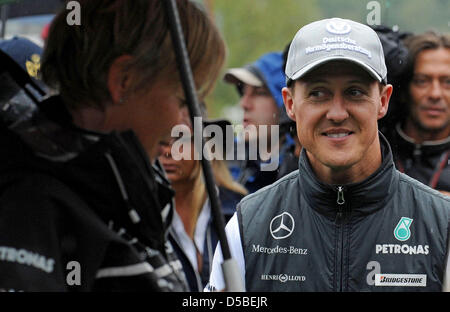 Pilote de Formule 1 allemand Michael Schumacher (R) de l'écurie Mercedes GP, parle aux journalistes après le Grand Prix de Belgique sur le circuit de Spa-Francorchamps à Spa-Francorchamps, Belgique, 29 août 2010. Photo : Peter Steffen Banque D'Images