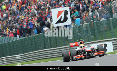 Pilote de Formule 1 britannique Lewis Hamilton de l'équipe McLaren Mercedes courses dans sa voiture devant le visiteurs sur le grand stand pendant le Grand Prix de Belgique sur le circuit de Spa-Francorchamps à Spa-Francorchamps, Belgique, 29 août 2010. Photo : Peter Steffen Banque D'Images