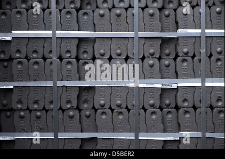 Berlin, Allemagne, les briquettes de charbon dans un marchand de charbon à Berlin-Kreuzberg. Banque D'Images