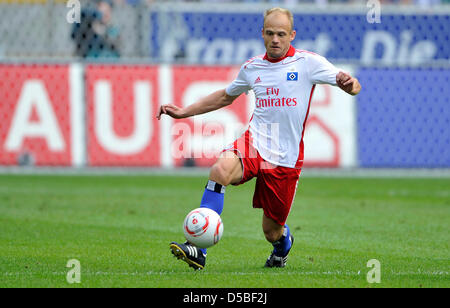 Hambourg, David Jarolim contrôle le ballon pendant le match de Bundesliga contre l'Eintracht Francfort Hambourg SV à la Commerzbank Arena de Francfort, Allemagne, 28 août 2010. Hambourg a battu Francfort avec 3-1. Photo : Marius Becker Banque D'Images