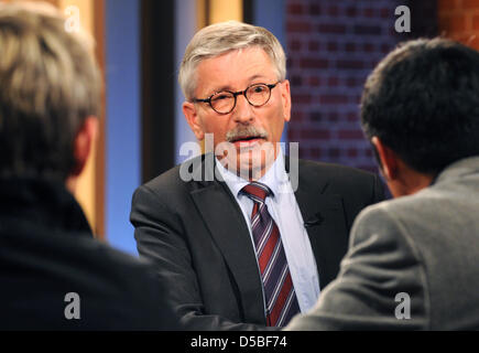 Thilo Sarrazin, auteur de 'Allemagne abolit lui-même : comment nous compromettre notre pays' et membre du conseil de la Bundesbank allemande, est assis dans un studio de télévision après l 'émission' Beckmann à Hambourg, Allemagne, 31 août 2010. En dépit des critiques sévères causés par son livre, Sarrazin adhère à sa controversée selon laquelle les Allemands sont en danger de devenir des « étrangers dans leur propre pays". Photo : Banque D'Images