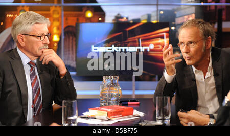 Thilo Sarrazin (L), auteur de 'Allemagne abolit lui-même : comment nous compromettre notre pays' et membre du conseil de la Bundesbank allemande, est assis à côté de l'animateur de Reinhold Beckmann dans un studio de télévision après l 'émission' Beckmann à Hambourg, Allemagne, 31 août 2010. En dépit des critiques sévères causés par son livre, Sarrazin adhère à sa controversée selon laquelle les Allemands sont en danger de Beco Banque D'Images