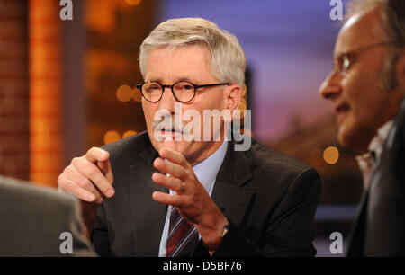 Thilo Sarrazin (L), auteur de 'Allemagne abolit lui-même : comment nous compromettre notre pays' et membre du conseil de la Bundesbank allemande, est assis à côté de l'animateur de Reinhold Beckmann dans un studio de télévision après l 'émission' Beckmann à Hambourg, Allemagne, 31 août 2010. En dépit des critiques sévères causés par son livre, Sarrazin adhère à sa controversée selon laquelle les Allemands sont en danger de Beco Banque D'Images