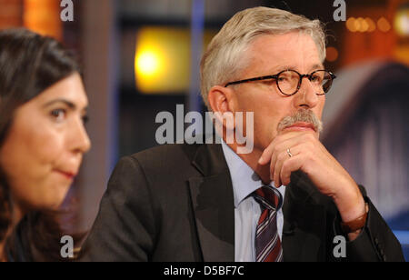 Thilo Sarrazin (R), auteur de 'Allemagne abolit lui-même : comment nous compromettre notre pays' et membre du conseil de la Bundesbank allemande, s'assoit à côté de ministre de l'intégration et des affaires sociales de Basse-Saxe, Ayguel Oezkan (L) dans un studio de télévision après l 'émission' Beckmann à Hambourg, Allemagne, 31 août 2010. En dépit des critiques sévères causés par son livre, Sarrazin adhère à son controversi Banque D'Images