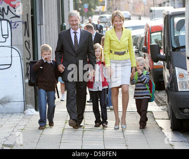 Le Prince Philippe et la Princesse Mathilde de Belgique déposer leurs enfants, le Prince Gabriel (L), la Princesse Elisabeth et le Prince Emmanuel à l'école à l'Sint-Jan Berchmanscollege à Bruxelles, Belgique, 1 septembre 2010. Photo : Patrick van Katwijk Banque D'Images