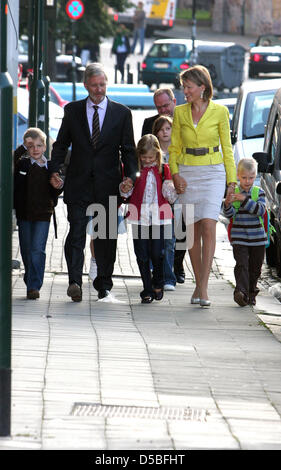 Le Prince Philippe et la Princesse Mathilde de Belgique déposer leurs enfants, le Prince Gabriel (L), la Princesse Elisabeth et le Prince Emmanuel à l'école à l'Sint-Jan Berchmanscollege à Bruxelles, Belgique, 1 septembre 2010. Photo : Patrick van Katwijk Banque D'Images