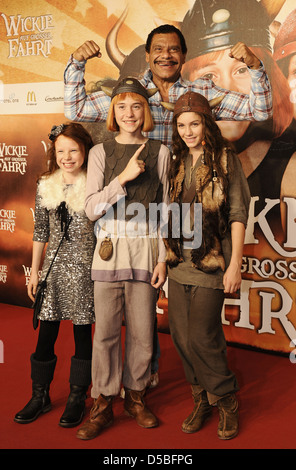 Guenther Kaufmann, Mercedes Jadea Diaz, Jonas Haemmerle et Valeria Eisenbart à la première du film 'Wickie auf grosser Banque D'Images
